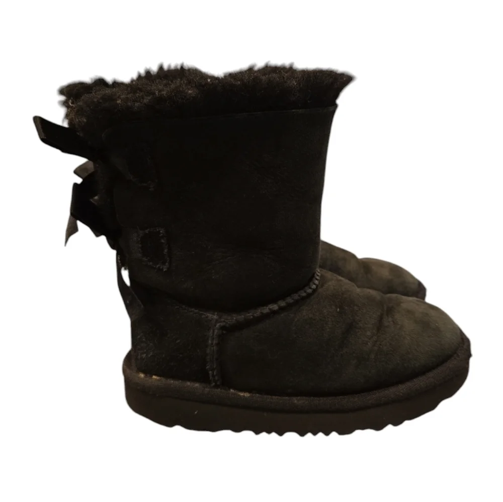 UGG BAILY BOW II BOOTS. SIZE GIRLS 9.